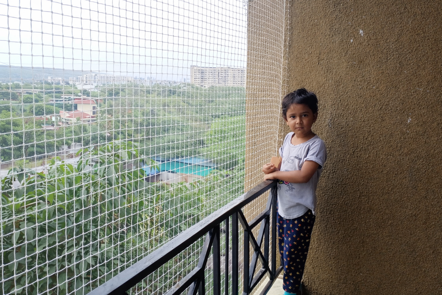 Children safety nets for an apartment balcony